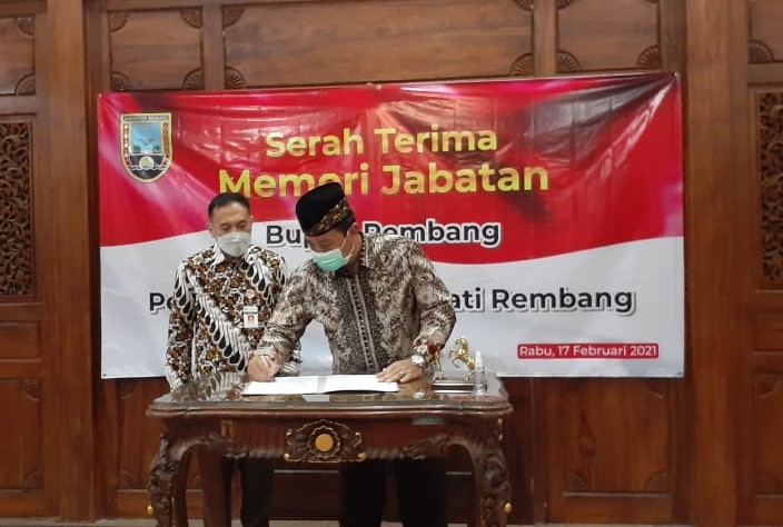 SERAH TERIMA MEMORI JABATAN BUPATI REMBANG  KEPADA PELAKSANA HARIAN BUPATI REMBANG