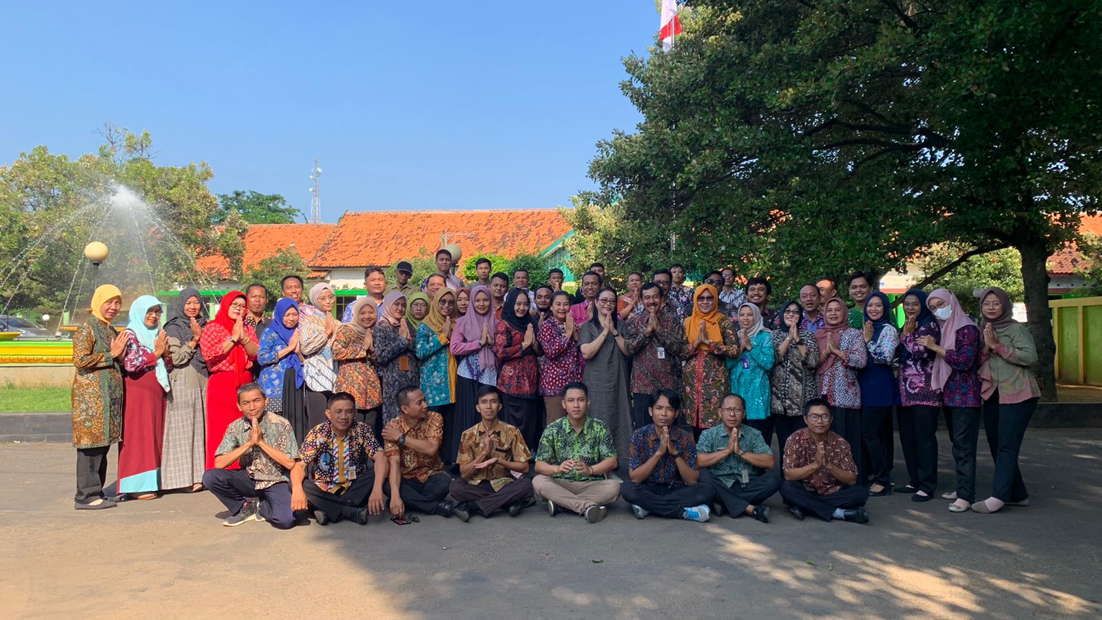 KARYAWAN DAN KARYAWATI DINKOMINFO MELAKSANAKAN HALAL BIHALAL DI DEPAN HALAMAN DINKOMINFO KABUPATEN REMBANG